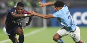 Junior se desbarató por la roja de Peña, perdió en Perú y se hunde en el sótano