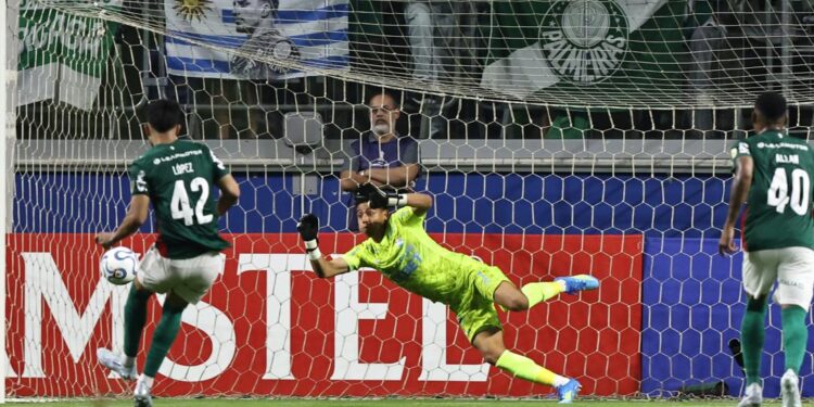 Palmeiras, con polémico penalti, derrotó a Sporting Cristal y lidera el Grupo F