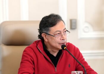 Petro advierte nuevas alzas al salario mínimo frente a las políticas del Banco de la República