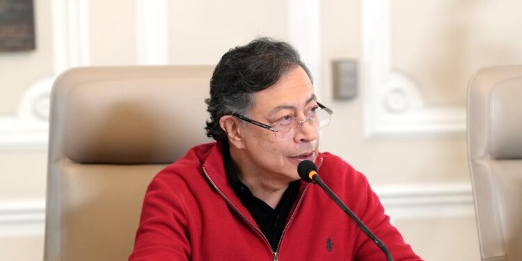 Petro advierte nuevas alzas al salario mínimo frente a las políticas del Banco de la República