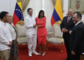 Petro es recibido por Delcy Rodríguez en primera visita a Venezuela tras captura de Maduro