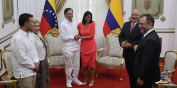 Petro es recibido por Delcy Rodríguez en primera visita a Venezuela tras captura de Maduro