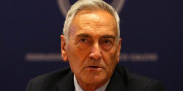 Presidente de la Federación Italiana de Fútbol renuncia tras el desastre de la selección