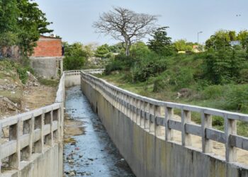 Sicario a pie tirotea a un joven al costado de un arroyo en el barrio Bello Horizonte