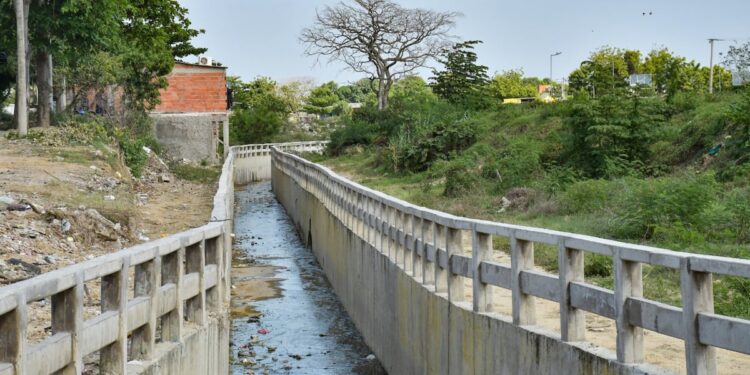 Sicario a pie tirotea a un joven al costado de un arroyo en el barrio Bello Horizonte