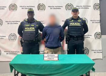 Video: Capturan a motorizado que atacó a golpes a agentes de tránsito frente a CAI de la Plaza de la Paz