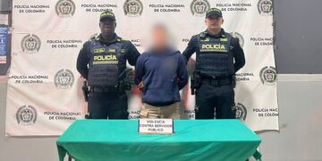 Video: Capturan a motorizado que atacó a golpes a agentes de tránsito frente a CAI de la Plaza de la Paz