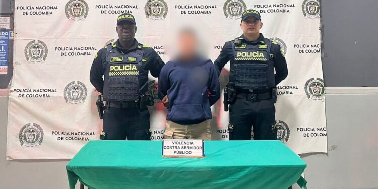 Video: Capturan a motorizado que atacó a golpes a agentes de tránsito frente a CAI de la Plaza de la Paz