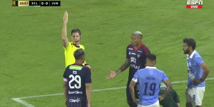 Video: Jermein Peña vio la roja tras un codazo vs Sporting Cristal por Libertadores