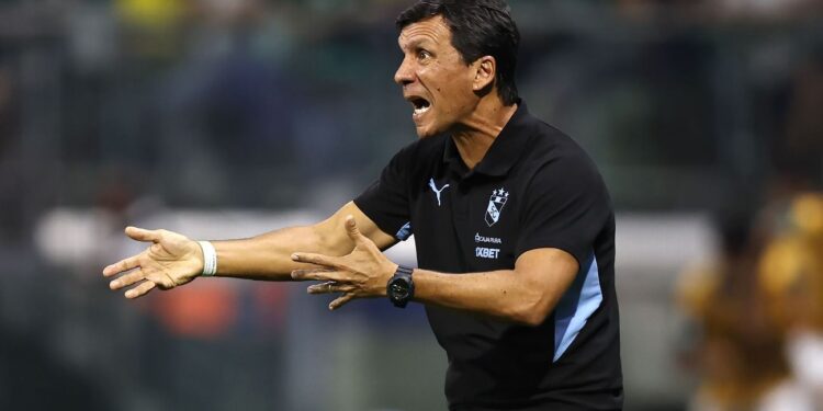 Zé Ricardo cuestionó falta de apoyo de la FPF para con clubes que juegan los torneos CONMEBOL