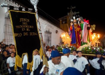 ¡Fe que ilumina la historia! Mompox deslumbra con la solemne procesión de los 14 Pasos