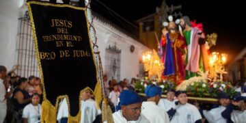 ¡Fe que ilumina la historia! Mompox deslumbra con la solemne procesión de los 14 Pasos