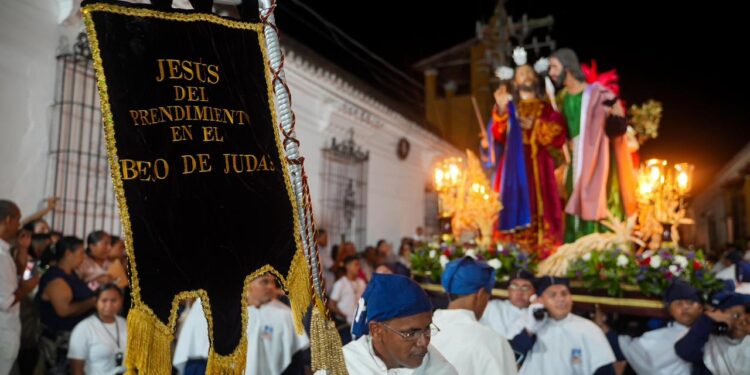 ¡Fe que ilumina la historia! Mompox deslumbra con la solemne procesión de los 14 Pasos