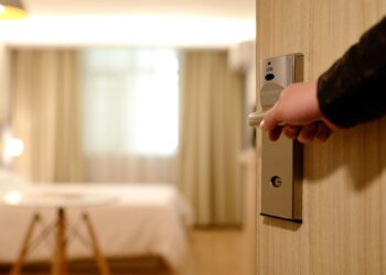 ¿Muerte natural o algo más?: hallan sin vida a estadounidense en habitación de hotel
