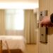 ¿Muerte natural o algo más?: hallan sin vida a estadounidense en habitación de hotel