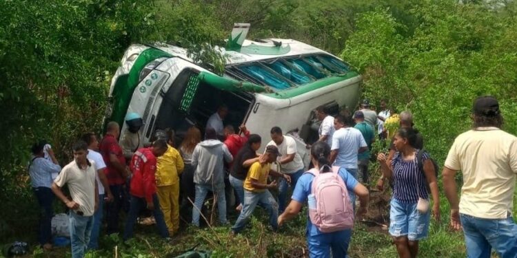 12 personas heridas dejó el volcamiento de un bus en la Cordialidad, a la altura de Sabanalarga