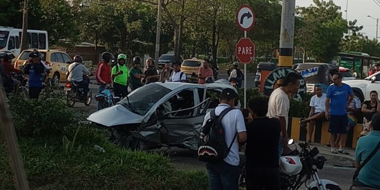 Aparatoso accidente en Soledad dejó tres heridos y un vehículo volcado: investigan posible exceso de velocidad