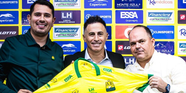 Bucaramanga presentó al uruguayo Pablo Peirano como su nuevo entrenador