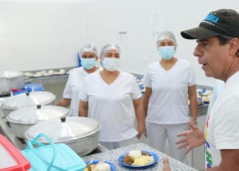 Char tras inaugurar comedor en IED Santa Magdalena