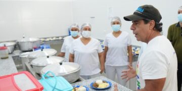 Char tras inaugurar comedor en IED Santa Magdalena