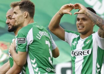 'Cucho' Hernández brilló con doblete en goleada del Betis al Oviedo