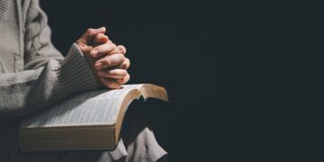 Cuestionan a líder religiosa por uso de diezmos en cirugías