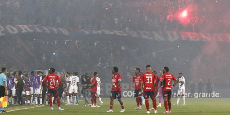 DIM perdió en el escritorio el partido suspendido ante Flamengo por desmanes en su estadio