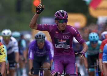 Egan Bernal sigue en el podio