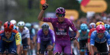 Egan Bernal sigue en el podio