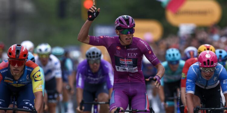 Egan Bernal sigue en el podio