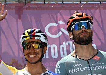 Egan Bernal sufrió en la cuarta etapa y bajó un puesto en la general