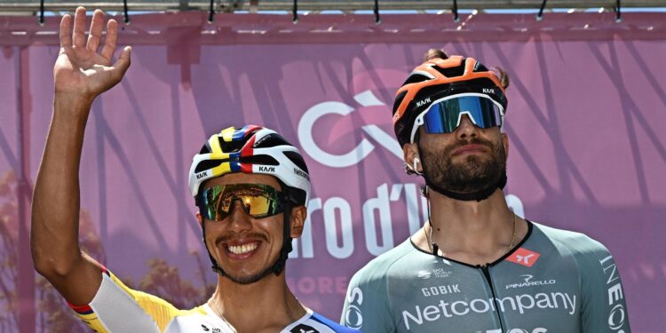 Egan Bernal sufrió en la cuarta etapa y bajó un puesto en la general