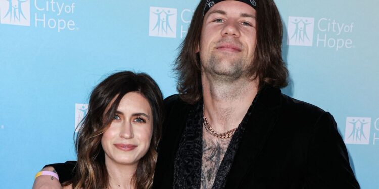El cantante Caleb Shomo se declara gay: así reaccionó su esposa