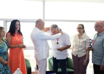 Gobernador Eduardo Verano recibe reconocimiento por continuar legado histórico iniciado por su padre entre Barranquilla y Tampa
