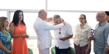 Gobernador Eduardo Verano recibe reconocimiento por continuar legado histórico iniciado por su padre entre Barranquilla y Tampa