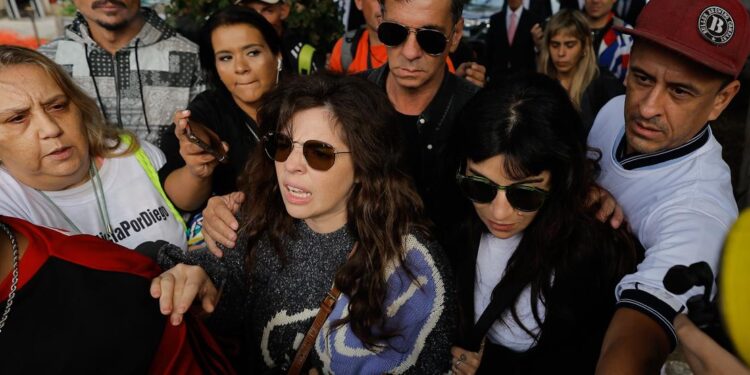 Hijas de Maradona demandan a jueza que provocó la anulación del primer juicio
