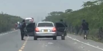 Hombres encapuchados y armados atracaron a ocupantes de un vehículo en una vía de La Guajira