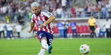 Junior, finalista, con el sello de Teófilo y Rodallega de villano