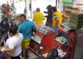 Llegaron a tienda en Santo Tomás a dejar panfleto extorsivo y acabaron atracando y haciendo disparos