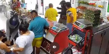 Llegaron a tienda en Santo Tomás a dejar panfleto extorsivo y acabaron atracando y haciendo disparos