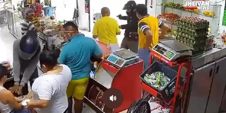 Llegaron a tienda en Santo Tomás a dejar panfleto extorsivo y acabaron atracando y haciendo disparos