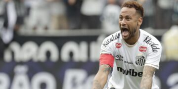 Neymar sufre lesión muscular y estará de baja por tres semanas