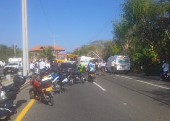 Reportan terrible accidente en la vía al mar, cerca del peaje Papiros: bus chocó con tractocamión