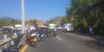 Reportan terrible accidente en la vía al mar, cerca del peaje Papiros: bus chocó con tractocamión