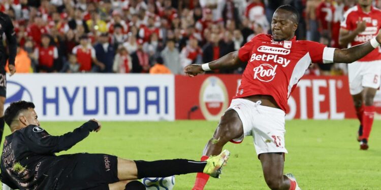 Santa Fe revive ante Platense con goles de Scarpeta y Rodallega