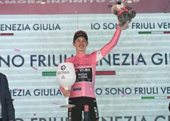 Vingegaard demuestra que es el rey de la montaña y consigue la 'maglia rosa'