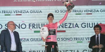 Vingegaard demuestra que es el rey de la montaña y consigue la 'maglia rosa'