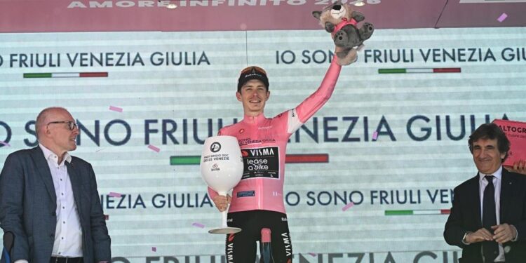 Vingegaard demuestra que es el rey de la montaña y consigue la 'maglia rosa'