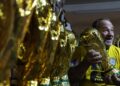 el artesano que creó 3.000 réplicas de la Copa del Mundo