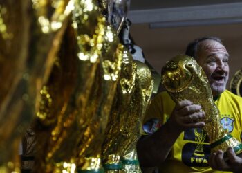 el artesano que creó 3.000 réplicas de la Copa del Mundo